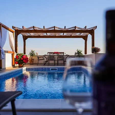 Lovely With Private Swimming Pool *